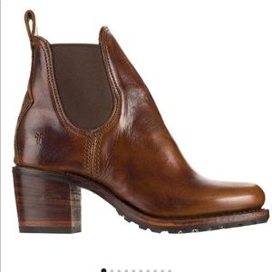 Frye Sabrina Chelsea boot size 8